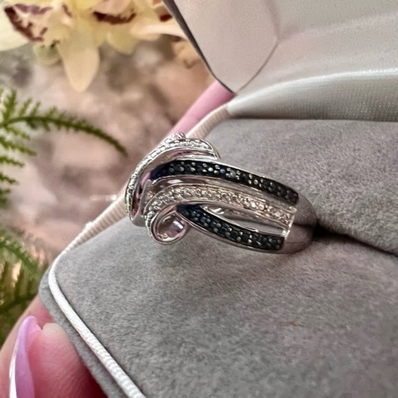 Vintage Blue and White Diamond Crossover style ring. Solid 925 Sterling Silver. - Picture 8 of 15